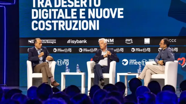 Sono intervenuti all'incontro sull'Ia al Meeting, da sinistra: Nello Cristianini, Professore di Ia all’Università di Bath, Sergio Belardinelli, professore emerito di Sociologia dei processi culturali, e Fabio Mercorio, professore di Computer Science in Bicocca