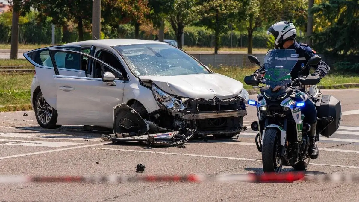 Il punto di via Saponaro, nel quartiere Gratosoglio di Milano, dove una donna di 71 anni è morta investita da un'auto, 11 agosto 2025 (Ansa)