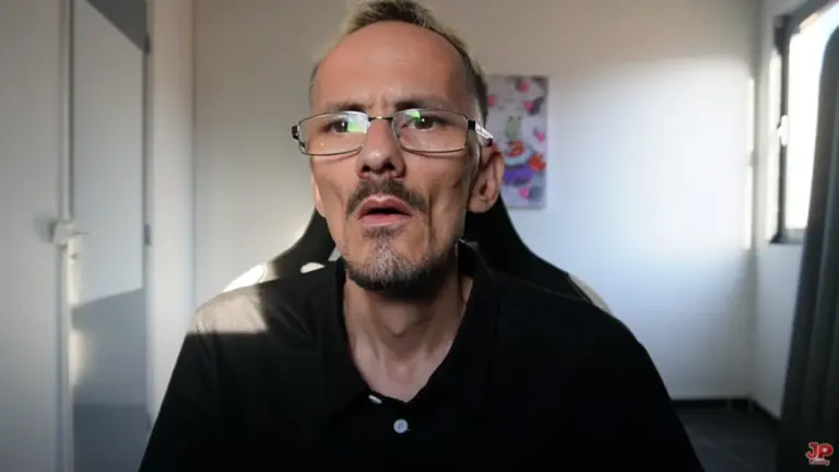 Raphaël Graven alias Jean Pormanove, il 46enne francese morto durante una diretta streaming di abusi e torture, in un frame di video pubblicato sul suo canale YouTube (foto Ansa)
