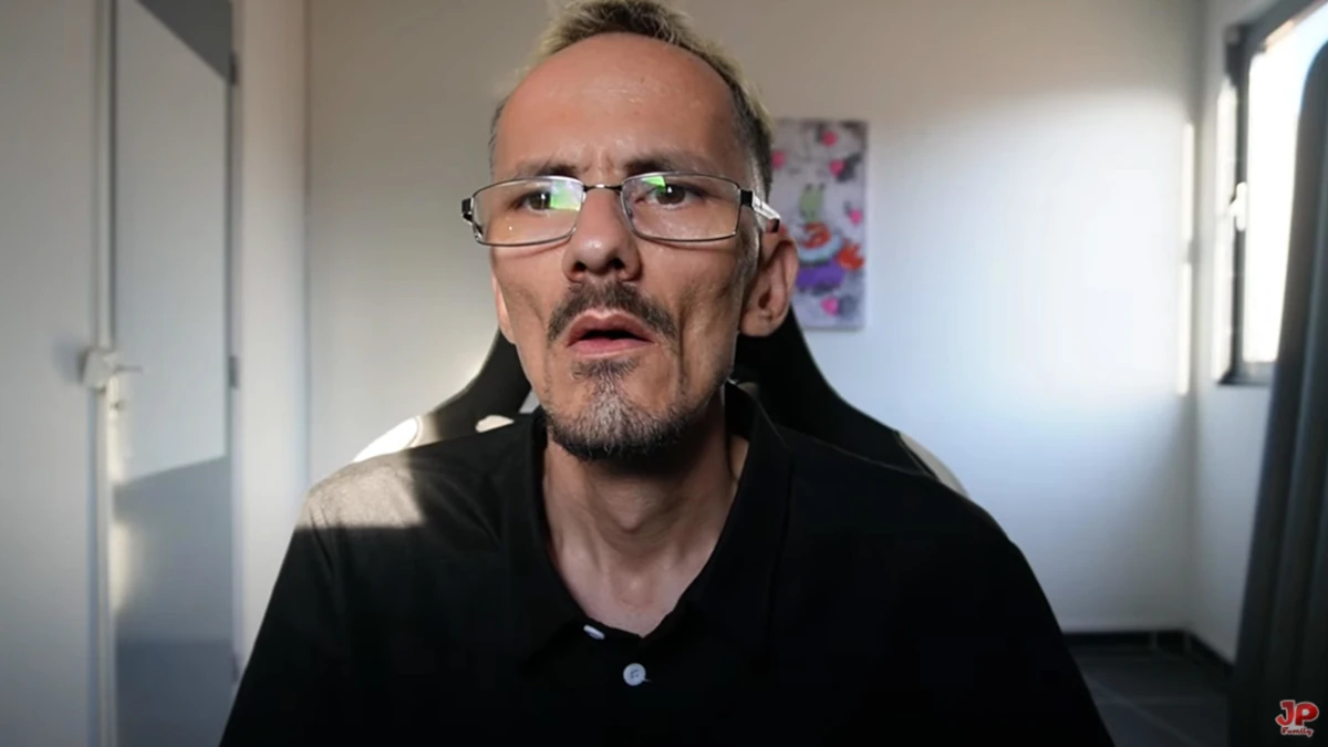Raphaël Graven alias Jean Pormanove, il 46enne francese morto durante una diretta streaming di abusi e torture, in un frame di video pubblicato sul suo canale YouTube (foto Ansa)