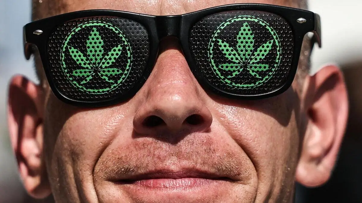 Un partecipante all'annuale manifestazione in Germania a favore della legalizzazione della cannabis