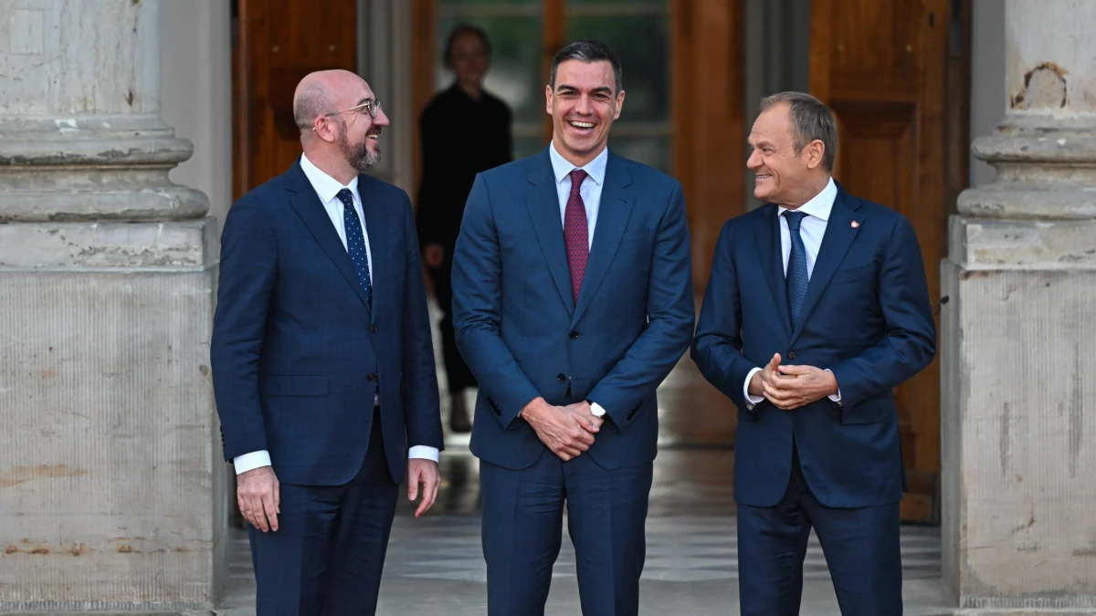 L’allora presidente del Consiglio europeo Charles Michel nell’aprile 2024 con i primi ministri spagnolo e polacco Pedro Sánchez e Donald Tusk (foto Ansa)