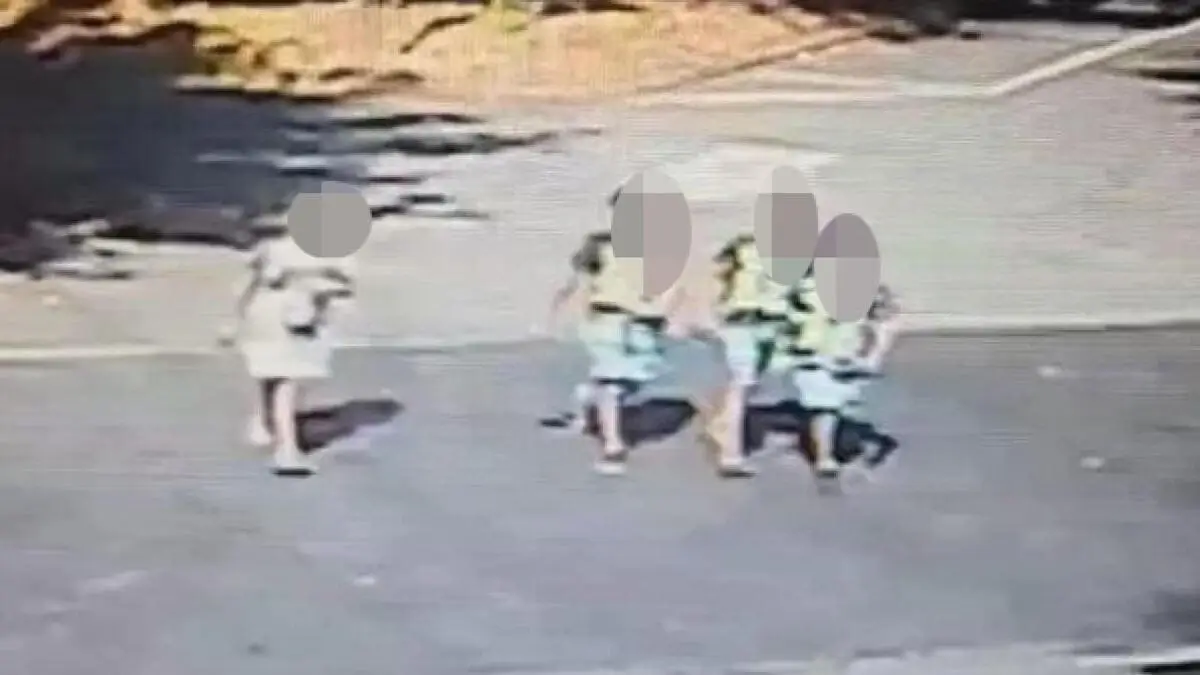 Un fermo immagine tratto da un video delle telecamere di sorveglianza mostra i quattro ragazzini ritenuti responsabili dell'investimento di Cecilia De Astis a Milano (foto Ansa) (foto Ansa)