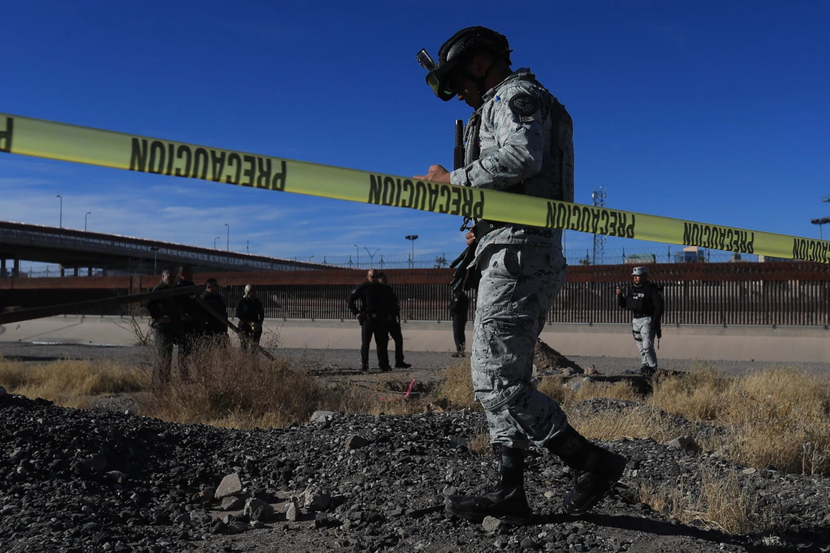 Maxi operazione antidroga della Guardia nazionale e della polizia statale messicana nei pressi del Rio Bravo a Ciudad Juarez, al confine con gli Stati Uniti, 24 febbraio 2025 (foto Ansa)