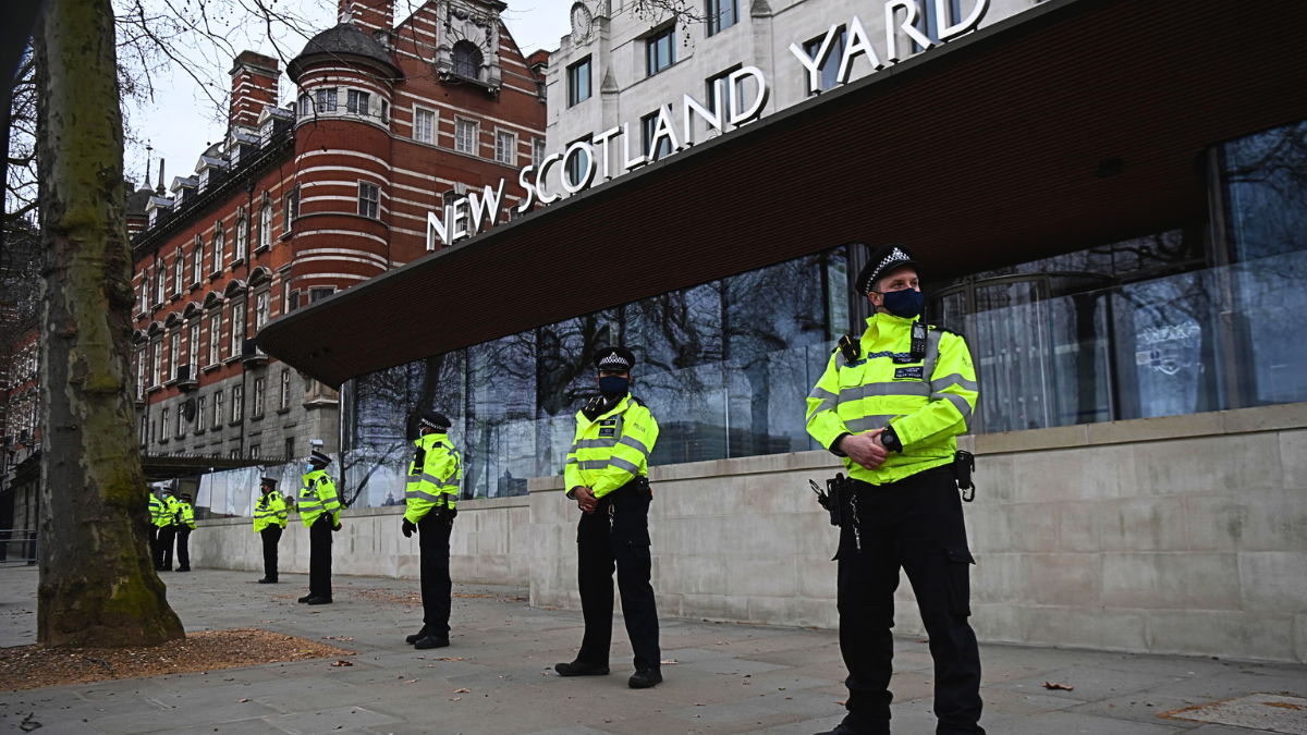 Polizia fuori da Scotland Yard (foto Ansa)