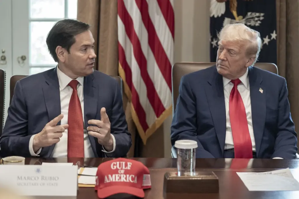 Donald Trump alla Casa Bianca con il suo segretario di Stato Marco Rubio (foto Ansa)