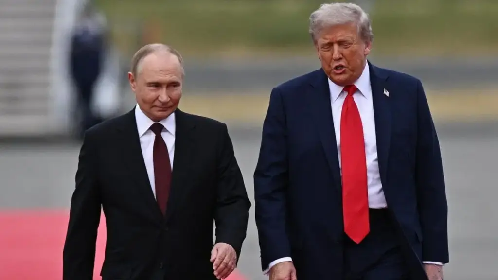 Donald Trump e Vladimir Putin arrivano ad Anchorage, in Alaska, per il vertice sull'Ucraina
