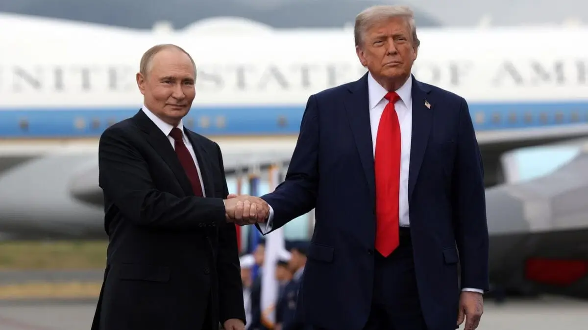 Donald Trump e Vladimir Putin si stringono la mano all'arrivo ad Anchorage, in Alaska, per il vertice sull'Ucraina