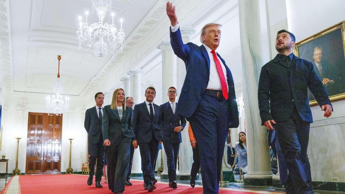 Donald Trump con Volodymyr Zelensky e i leader europei alla Casa Bianca