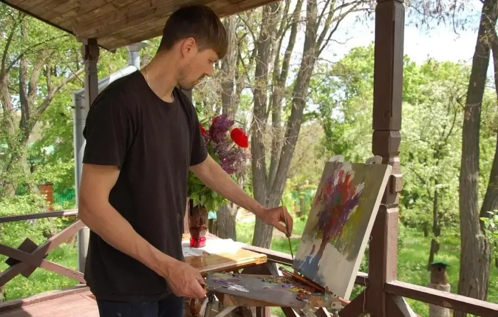 Denys Gorodnychyi mentre dipinge en plein air