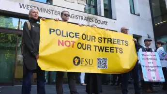 La psicopolizia inglese arresta 30 persone al giorno per reati d’opinione sui social