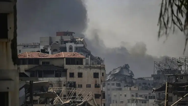 Gli sfollati in fuga da Gaza camminano sull’orlo di una tomba