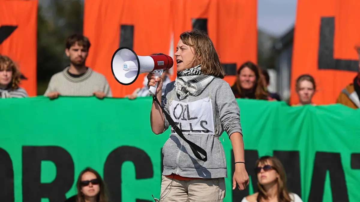 L'attivista svedese per il clima Greta Thunberg parla con gli attivisti di Extinction Rebellion durante un'azione presso la raffineria di petrolio di Equinor a Mongstad, Norvegia, 18 agosto 2025 previsioni clima
