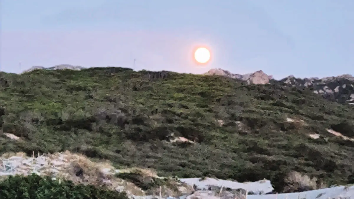 Luna piena in Gallura, Sardegna