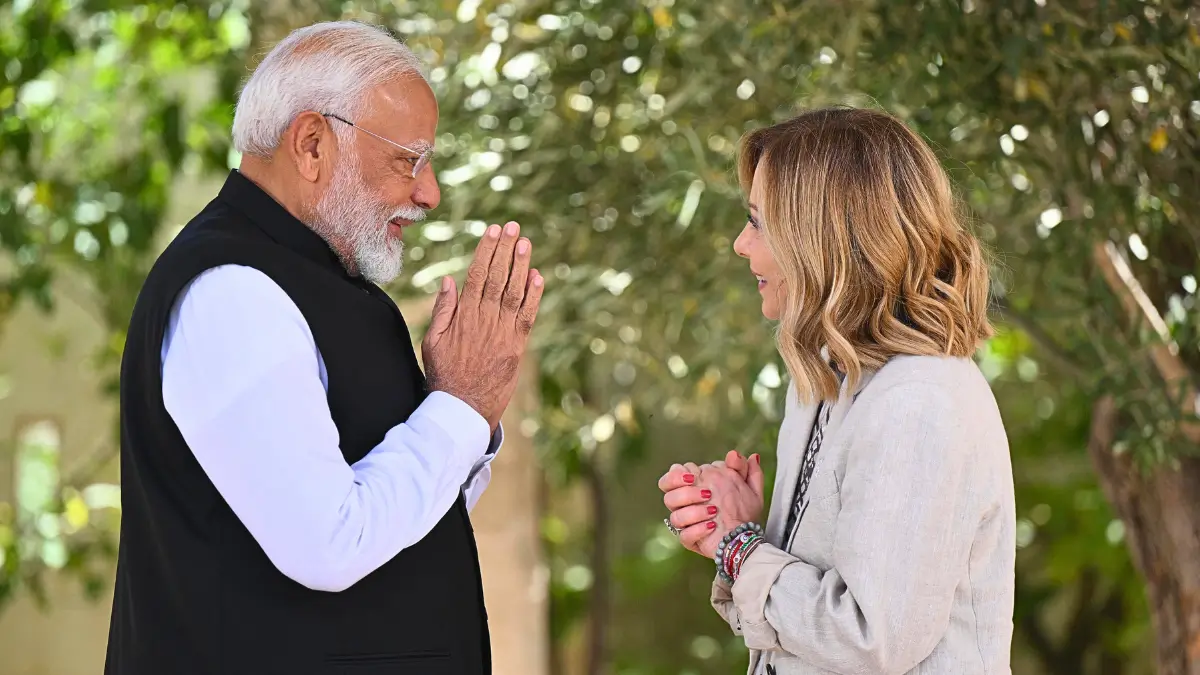 Il primo ministro indiano, Narendra Modi, saluta il presidente del Consiglio italiano, Giorgia Meloni, al G7 in Puglia nel giugno 2024 (foto Ansa) india