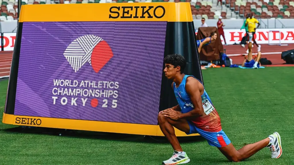 Un atleta si riscalda durante una sessione di allenamento allo Stadio Nazionale del Giappone in vista dei Campionati mondiali di atletica leggera di Tokyo 25 a Tokyo, Giappone, 12 settembre 2025. I Campionati mondiali di atletica leggera si svolgeranno dal 13 al 21 settembre 2025