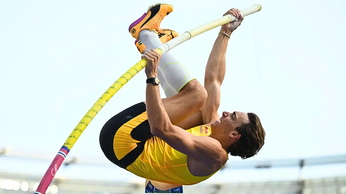 Lo svedese Armand Duplantis gareggia nella gara di salto con l'asta maschile durante il meeting di atletica della Diamond League - Memoriale Kamila Skolimowska, allo stadio della Slesia di Chorzow, nella Polonia meridionale Mondiali atletica