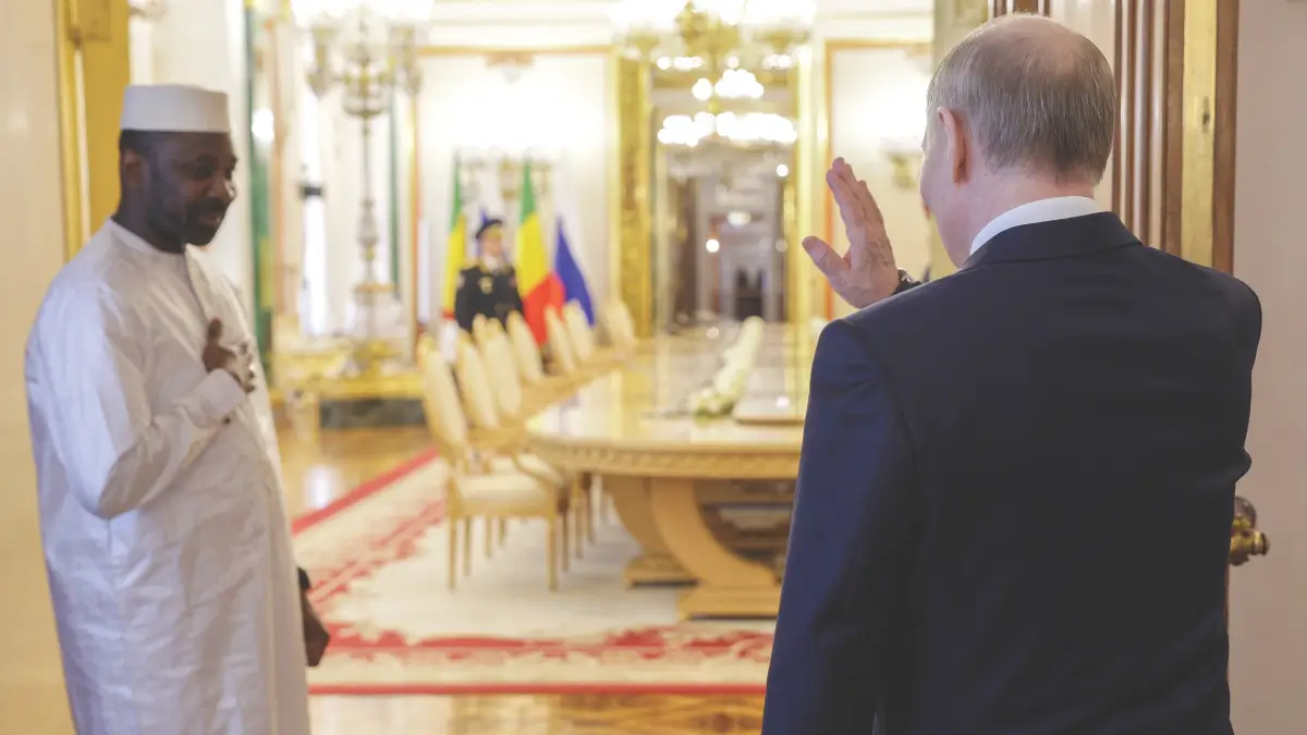 Vladimir Putin (di spalle) accoglie al Cremlino il presidente ad interim del Mali Assimi Goita per la firma di accordi bilaterali di cooperazione, 23 giugno 2025 Françafrique