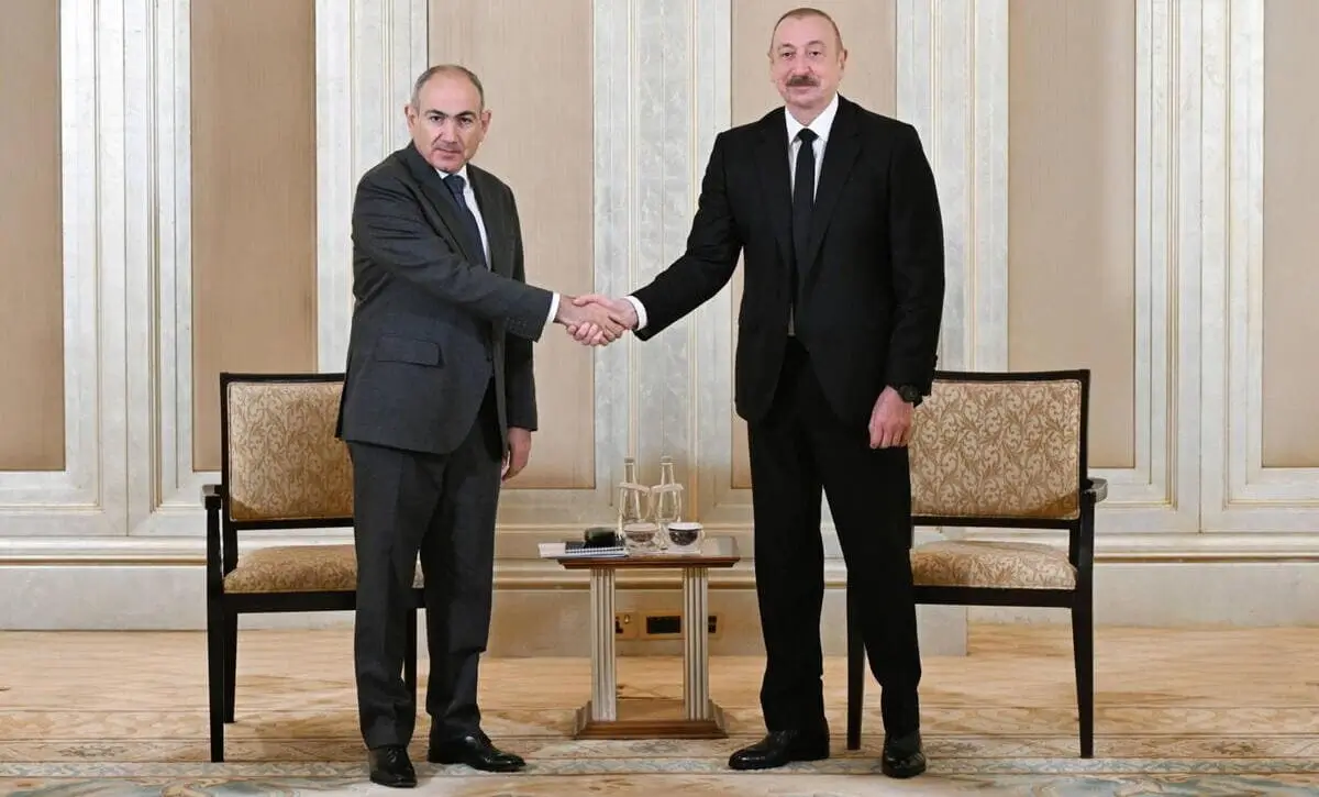 Il presidente dell’Azerbaigian Ilham Aliyev e il primo ministro dell’Armenia Nikol Pashinyan, Casa Bianca, Washington, 8 giugno 2025 (Ansa)