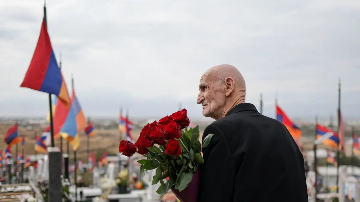 Un armeno commemora il secondo anniversario della guerra del Nagorno-Karabakh