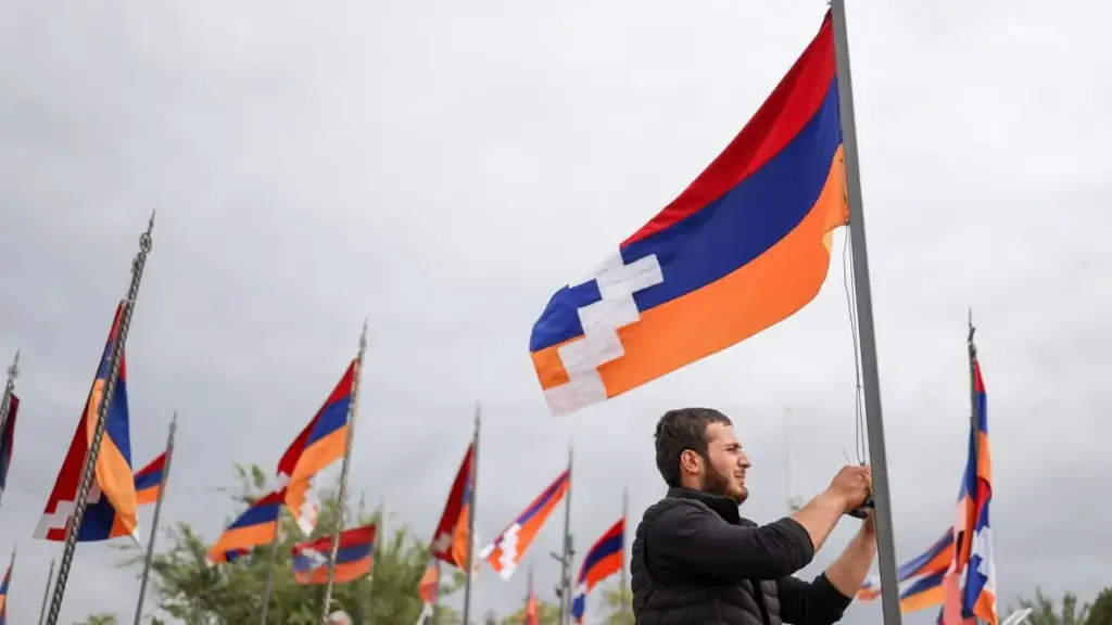Una bandiera della Repubblica dell'Artsakh viene issata in Armenia