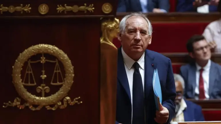 Bayrou si dimette in Francia. Ma il responsabile del caos è Macron