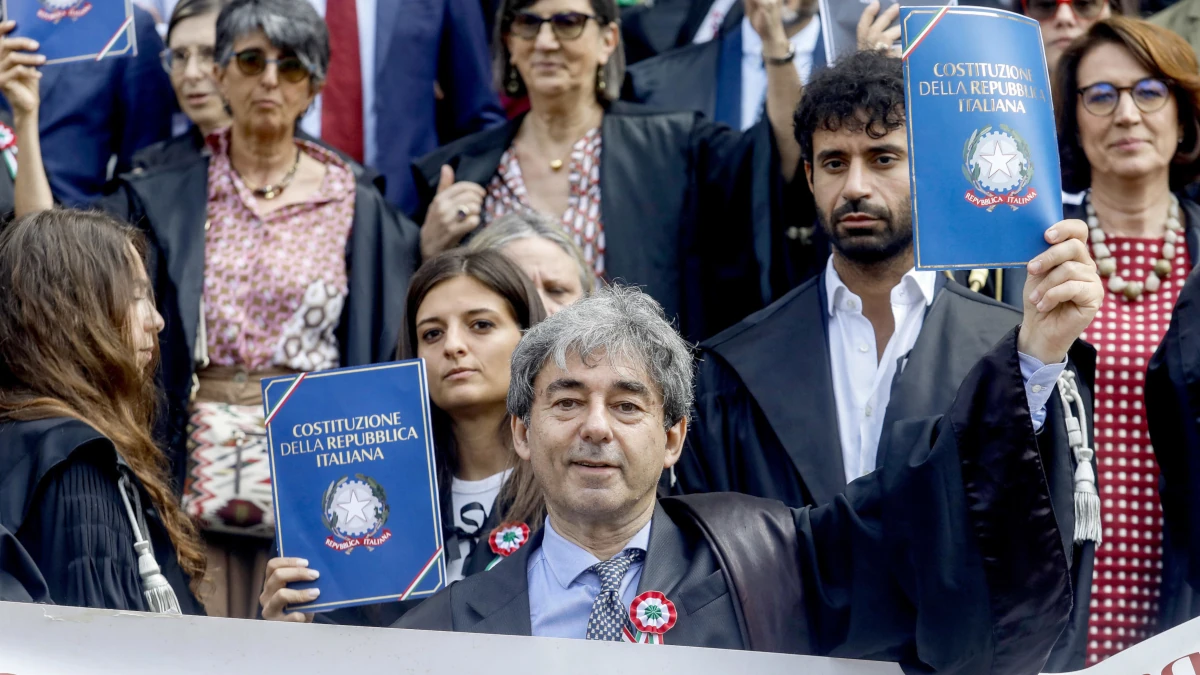 Protesta dell’Anm davanti al Palazzo di giustizia a Milano contro la riforma Nordio per la separazione delle carriere dei magistrati tra giudici e pm, 10 giugno 2025. Al centro della foto (Ansa), Cesare Parodi, presidente dell’associazione