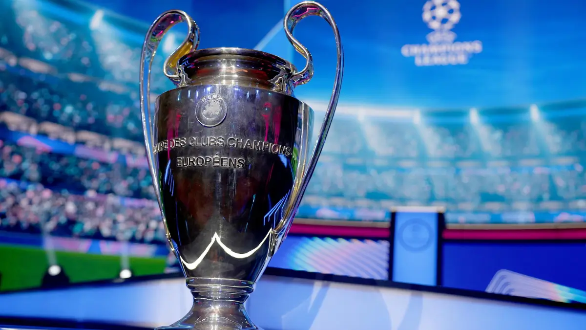 Il trofeo della UEFA Champions League esposto prima del sorteggio della fase a gironi della UEFA Champions League al Grimaldi Forum di Monaco