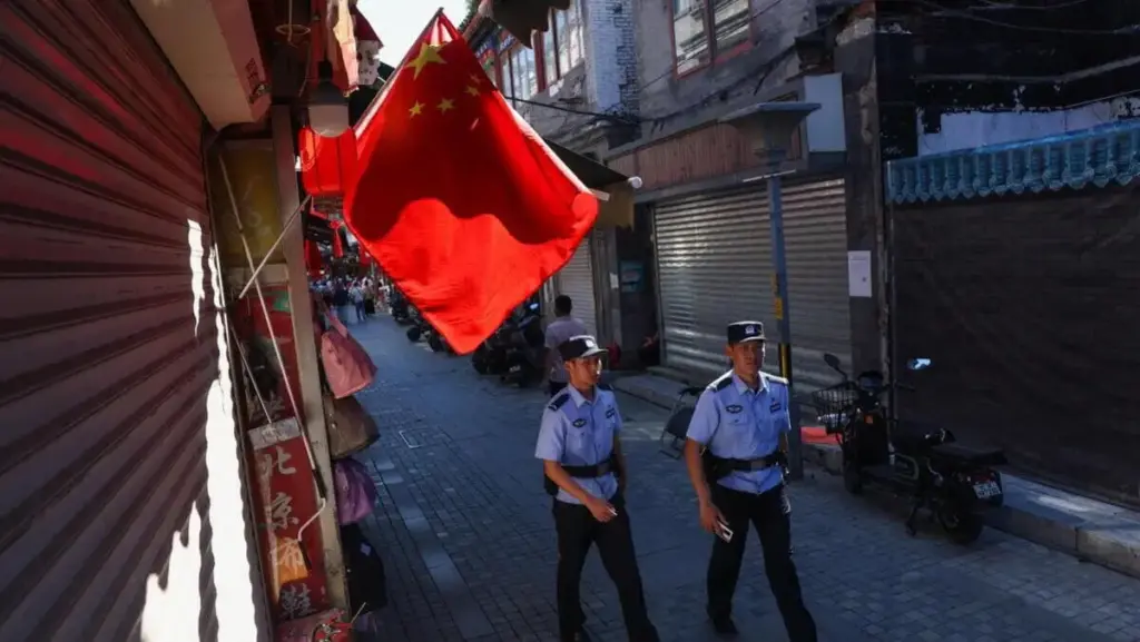 La polizia pattuglia Pechino in vista della parata militare di domani per celebrare la vittoria della Cina nella guerra patriottica di liberazione dall&rsquo;occupazione giapponese