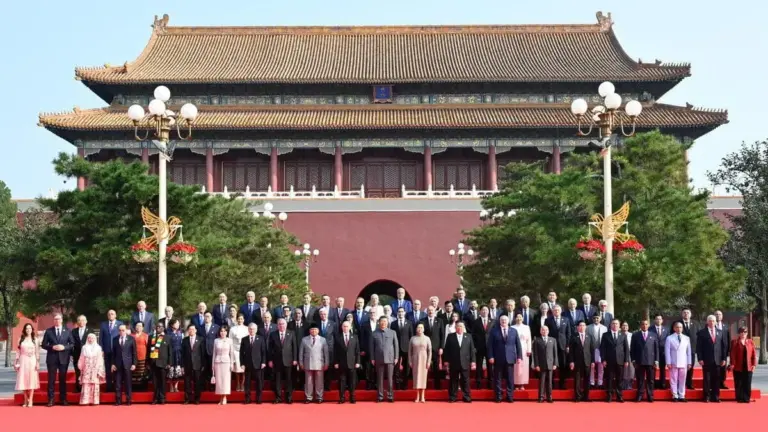 Xi Jinping insieme ai leader stranieri arrivati in Cina per la parata militare in occasione dell'80mo anniversario della vittoria della Cina sul Giappone