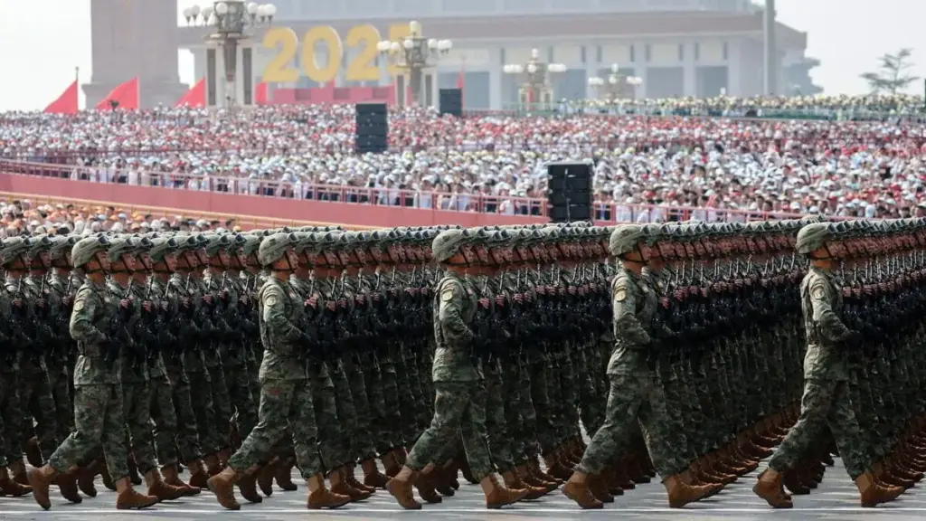 L'esercito cinese marcia durante la parata militare in Piazza Tiananmen in occasione dell'80mo anniversario della vittoria della Cina sul Giappone