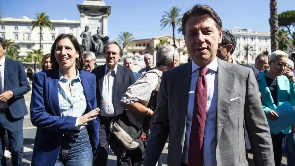 La segretaria del Pd, Elly Schlein, insieme al leader del M5s, Giuseppe Conte