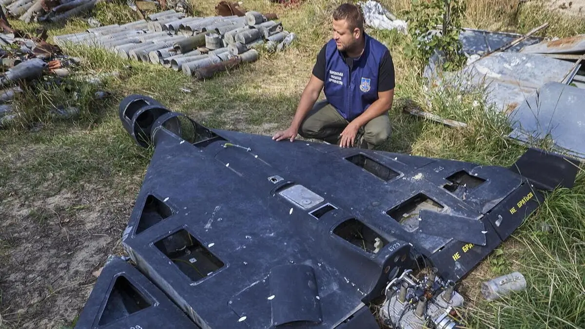 Un agente delle forze dell'ordine ispeziona un drone kamikaze russo dopo un attacco a Kharkiv, in Ucraina