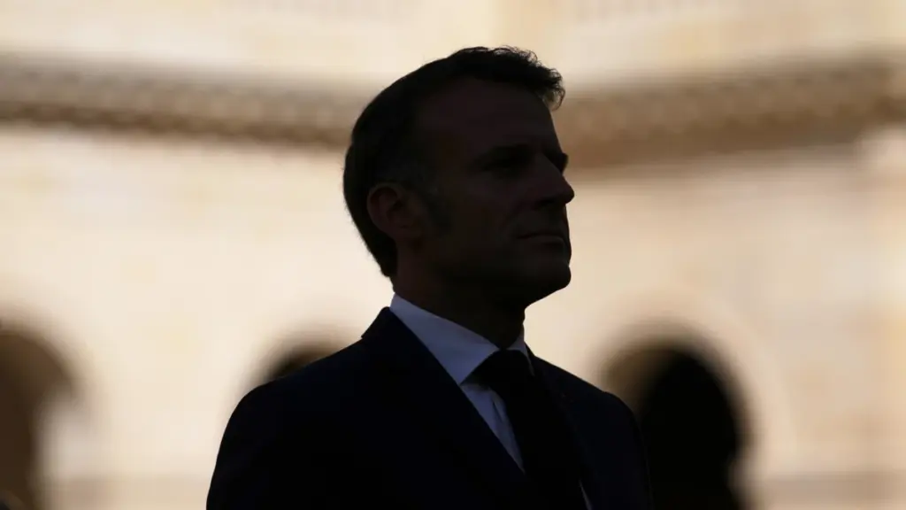 Il profilo in ombra del presidente francese Emmanuel Macron (foto Ansa)