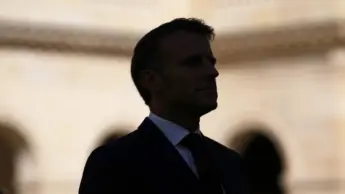 Francia in un caos «che non si vedeva dal ’68». Solo che oggi c’è Macron, mica De Gaulle