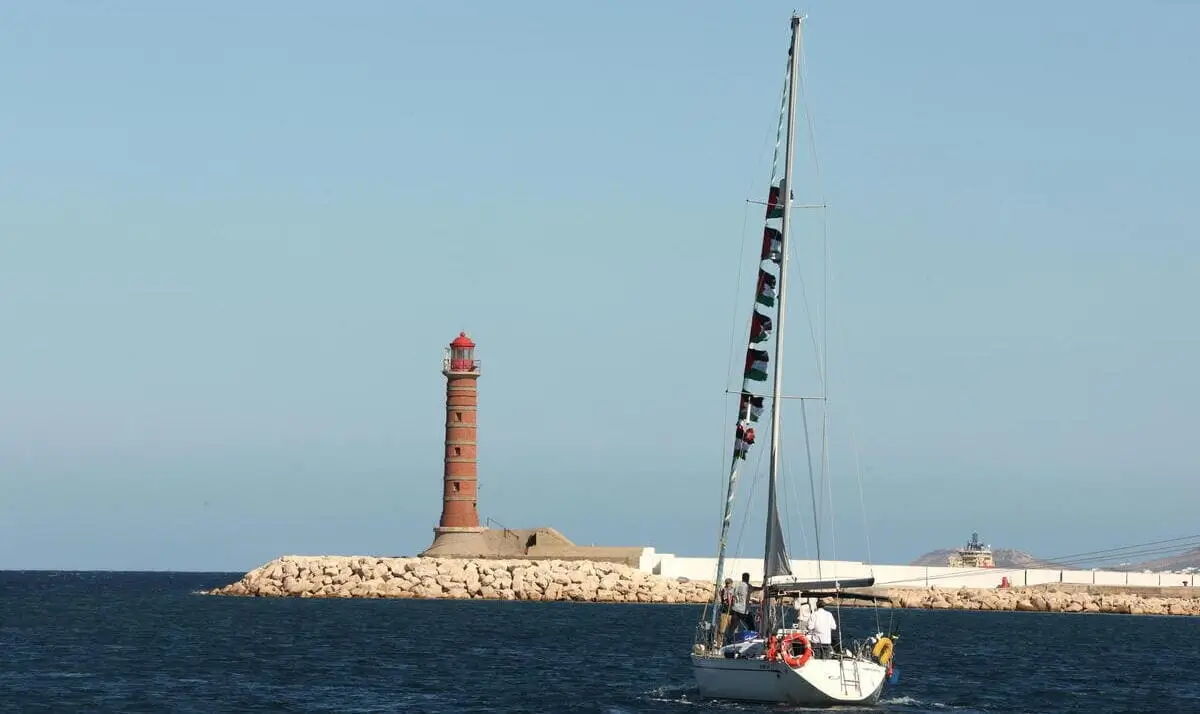 Nella foto si vede la nave La Global Sumud Flotilla in partenza dal porto di Bizerte, Tunisia, in direzione Gaza per portare aiuti