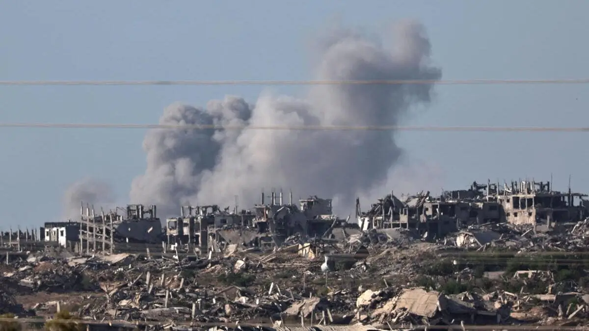 Una colonna di fumo sale dalle rovine di Gaza City dopo un bombardamento israeliano
