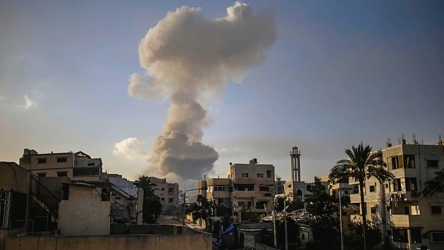 Fumo a Gaza City dopo un attacco dell'esercito israeliano
