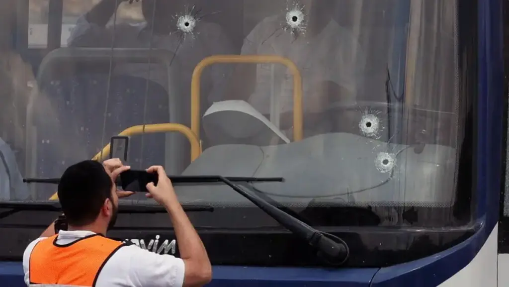 Le autorità israeliane sul luogo dell'attentato di lunedì a un autobus a Gerusalemme, dove hanno perso la vita sei persone