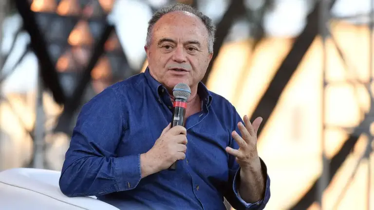 Il procuratore della Repubblica presso il Tribunale di Napoli Nicola Gratteri parla con un microfono in mano
