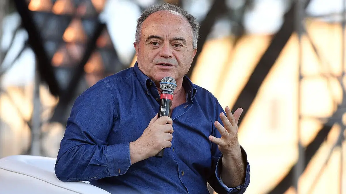 Il procuratore della Repubblica presso il Tribunale di Napoli Nicola Gratteri parla con un microfono in mano