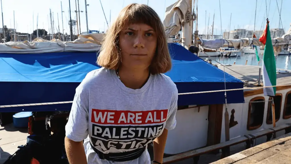 Greta Thunberg in partenza da Barcellona con la Global Sumud Flotilla
