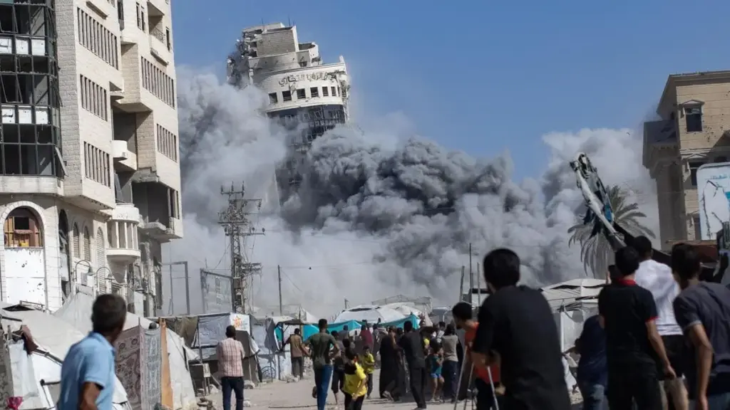 Israele bombarda un palazzo a Gaza City