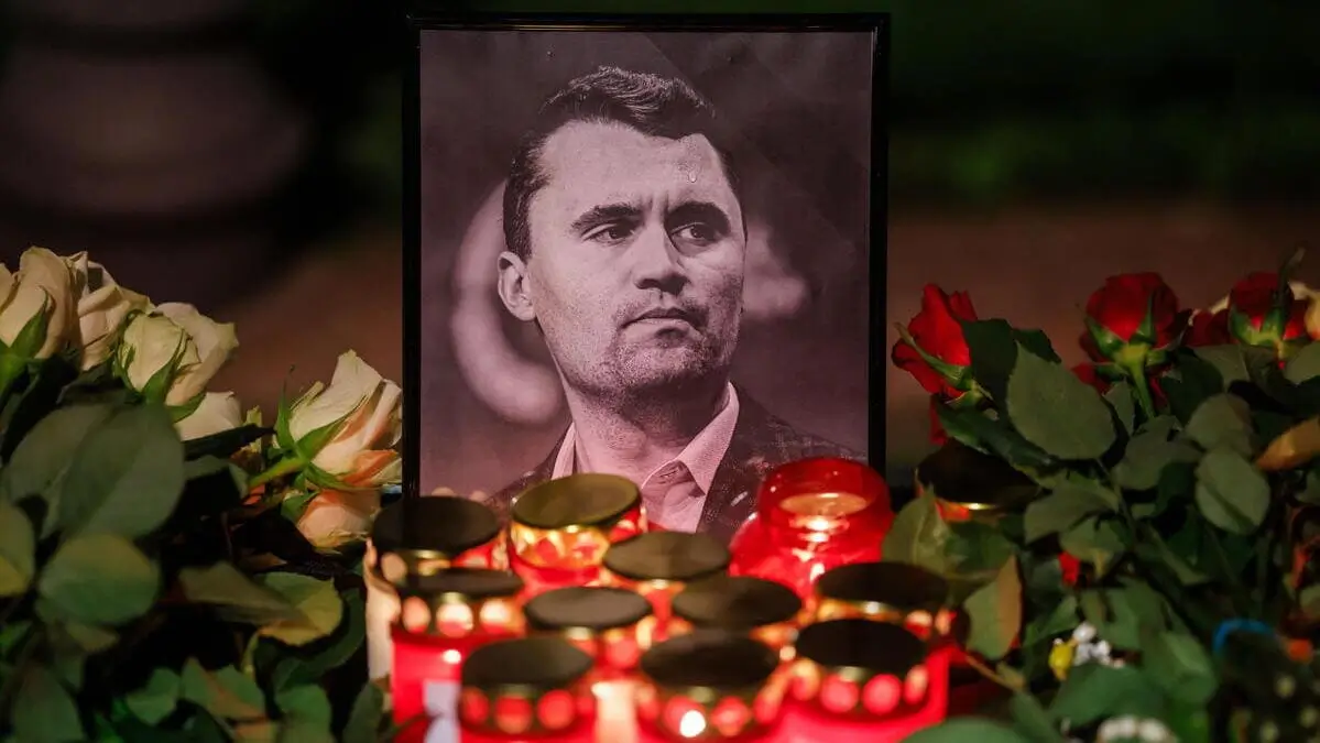 Candele davanti alla foto di Charlie Kirk