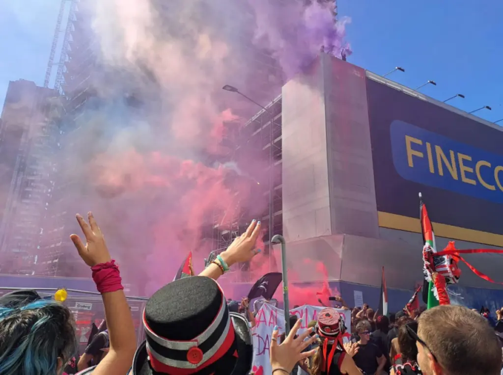 Il Pirellino preso d’assalto dal corteo contro lo sgombero del Leoncavallo, Milano, 6 settembre 2025 (foto Ansa)