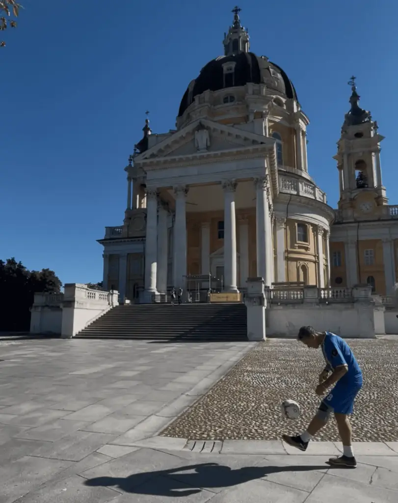 Fabrizio Maiello, il Maradona delle carceri, mentre tenta il record di palleggi alla basilica di Superga a Torino