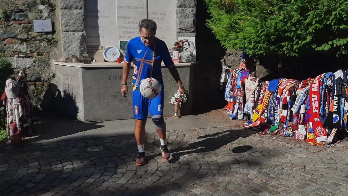 Fabrizio Maiello, “il Maradona delle carceri”, palleggia davanti alla lapide del Grande Torino alla basilica di Superga