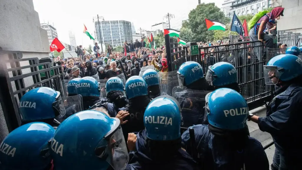 Scontri tra polizia e manifestanti del corteo pro Gaza a Milano