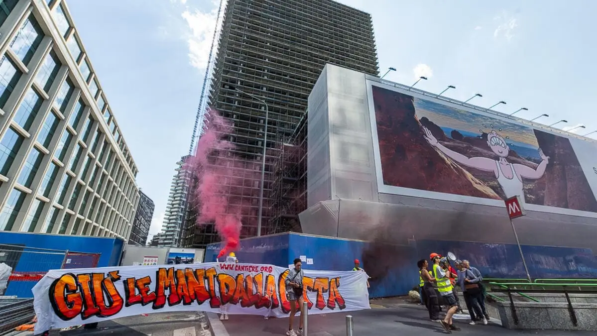 Attivisti del centro sociale Cantiere inscenano un'azione dimostrativa davanti al cantiere Coima del Pirellino, Milano, 24 luglio 2025