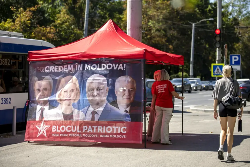 Un gazebo del Blocco patriottico a Chisinau, Moldavia, per la campagna elettorale in vista del voto del 28 settembre 2025 (foto Ansa)